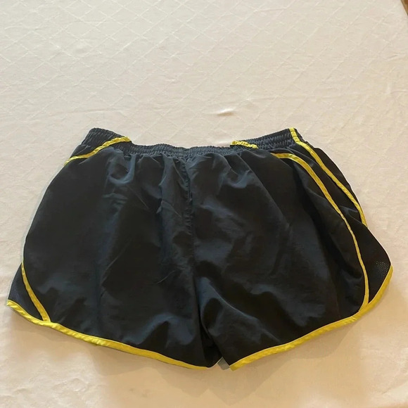 Nike‎ women’s XL university of Oregon lined running shorts EUC - Picture 3 of 3